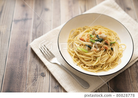 Japanese-style pasta with salmon flakes 80828778