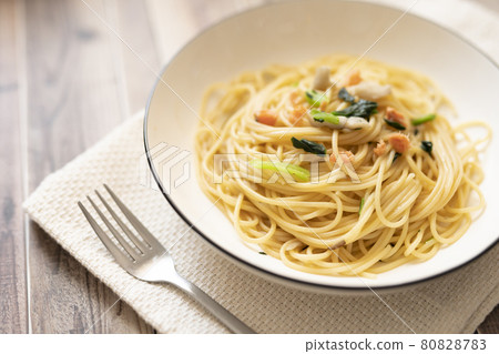 Japanese-style pasta with salmon flakes Japanese-style pasta with salmon flakes 80828783