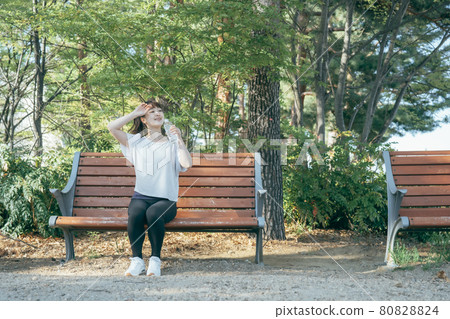 Women taking a break during training (drinking water, smiling) Women taking a break during training (drinking water, smiling) 80828824