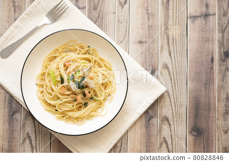 Japanese-style pasta with salmon flakes 80828846