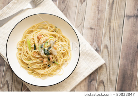 Japanese-style pasta with salmon flakes 80828847