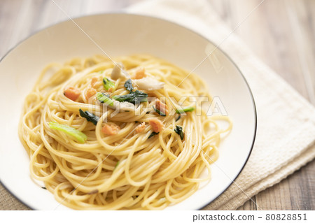 Japanese-style pasta with salmon flakes 80828851