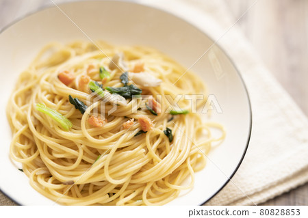 Japanese-style pasta with salmon flakes 80828853