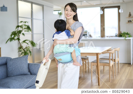 一位母親抱著一歲半的兒子在打掃衛生 80829043