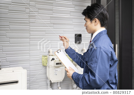 Salesman who estimates the exterior wall painting Salesman who estimates the exterior wall painting 80829317