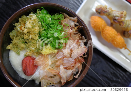 Sanuki udon plum bukkake udon and tempura 80829658