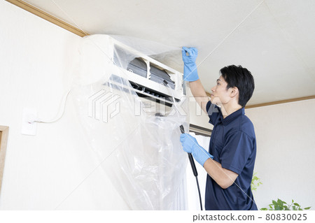 House cleaning worker cleaning the air conditioner 80830025
