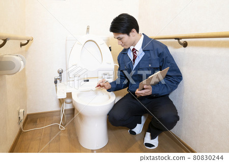 估算廁所改造的推銷員 80830244