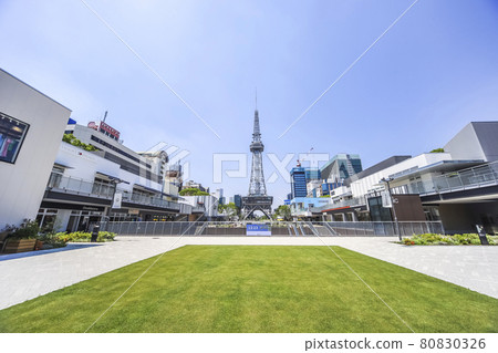 透過綠草望向未來塔的層層疊疊的久屋大通公園風景 80830326