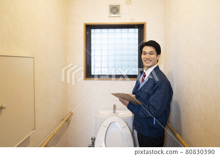 估算廁所改造的推銷員 80830390