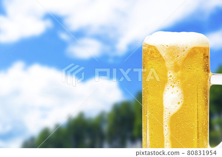 新鮮綠色背景和滴水的大杯啤酒圖像 80831954