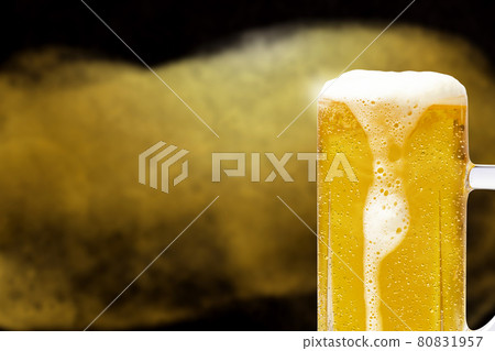 優質啤酒倒入杯子的圖片 80831957