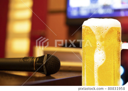 卡拉 OK 和馬克杯啤酒的圖像 卡拉 OK 和馬克杯啤酒的圖像 80831958