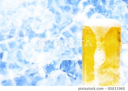 有冰背景和滴水滴的大杯啤酒圖像 80831960