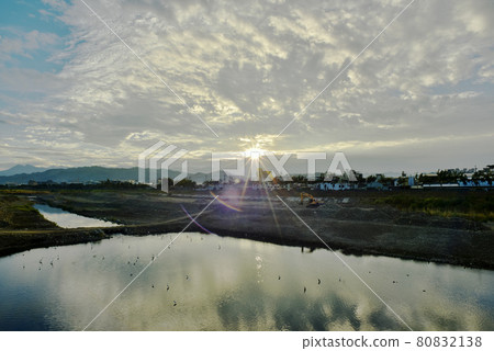 光光水道的河床上游,天朝太陽升起,陽光美麗的光芒照射在水面上。 光光水道的河床上游,天朝太陽升起,陽光美麗的光芒照射在水面上。 80832138