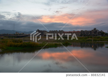 河面上，雲朵出現在天線上，陽光明媚，水面上出現美麗的心齋倒影。 80832141