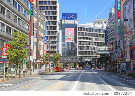 Ikebukuro station west entrance 80832294