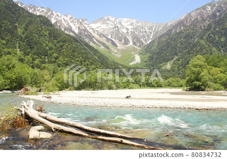 信州上高地、清澈流淌的梓川被春天的清新綠色和背景中可以看到的穗高山脈所環繞 信州上高地、清澈流淌的梓川被春天的清新綠色和背景中可以看到的穗高山脈所環繞 80834732