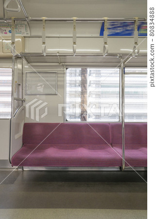 京王線開往新宿府中站府中站月台車內座位 京王線開往新宿府中站府中站月台車內座位 80834888