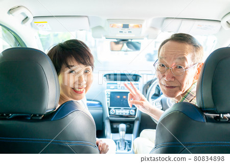 Senior couple car EV drive 80834898