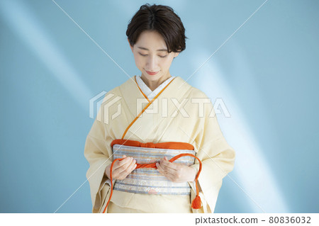 Kimono women dressing obi obi Kimono women dressing obi obi 80836032