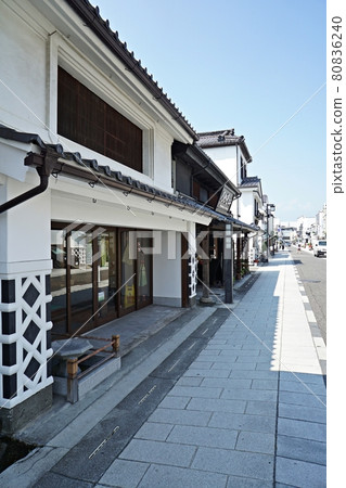 講述城下町歷史的松本中町商店街的街景和倉庫,以及生子城牆 講述城下町歷史的松本中町商店街的街景和倉庫,以及生子城牆 80836240