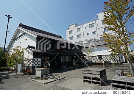講述城下町歷史的松本中町商店街的街景和倉庫,以及生子城牆 講述城下町歷史的松本中町商店街的街景和倉庫,以及生子城牆 80836241