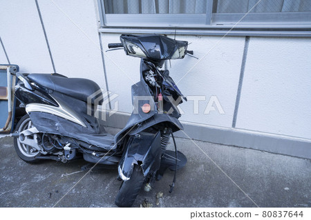 垃圾儲存、超大垃圾、非法傾倒摩托車、報廢滑板車、垃圾摩托車 80837644