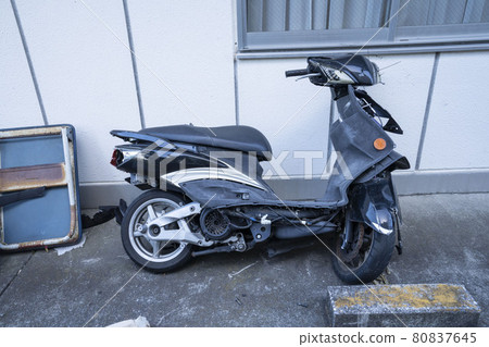 垃圾儲存、超大垃圾、非法傾倒摩托車、報廢滑板車、垃圾摩托車 垃圾儲存、超大垃圾、非法傾倒摩托車、報廢滑板車、垃圾摩托車 80837645