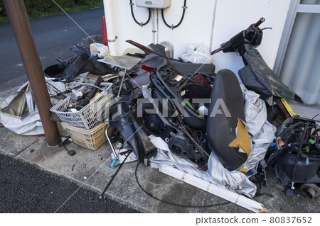 Garbage storage, oversized trash, illegally dumped motorcycles, scrapped scooters, junk motorcycles 80837652