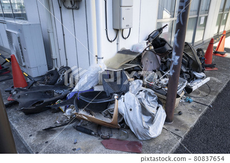 垃圾儲存、超大垃圾、非法傾倒摩托車、報廢滑板車、垃圾摩托車 80837654