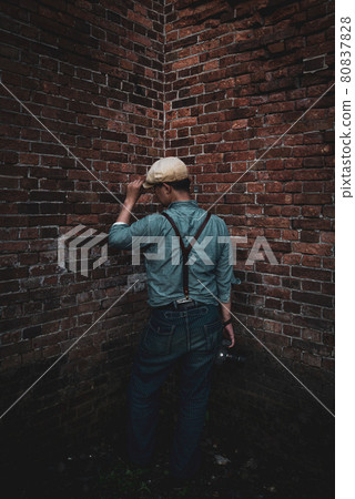 一個戴著磚牆和獵帽的男人 一個戴著磚牆和獵帽的男人 80837828