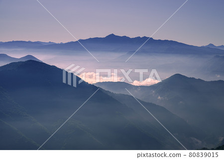 Mountains surrounded by morning mist (at Mt. Tanigawa) Mountains surrounded by morning mist (at Mt. Tanigawa) 80839015