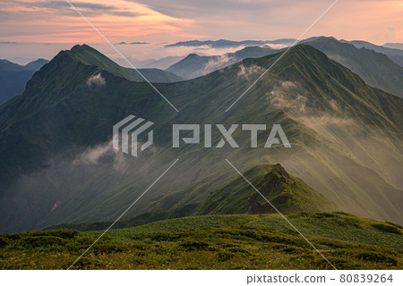 Tanigawa mountain range and sea of clouds at dusk 80839264