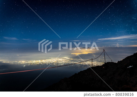 從富士山登山道欣賞城市夜景 80839816