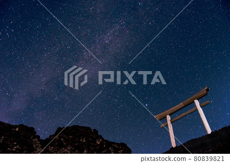 富士山山道上的星空和鳥居 富士山山道上的星空和鳥居 80839821