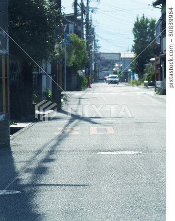 落在路上的電線桿的影子 落在路上的電線桿的影子 80839964