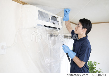 房屋清潔工人清潔空調 房屋清潔工人清潔空調 80840281