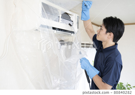 房屋清潔工人清潔空調 80840282