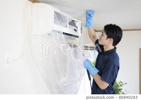 房屋清潔工人清潔空調 80840283