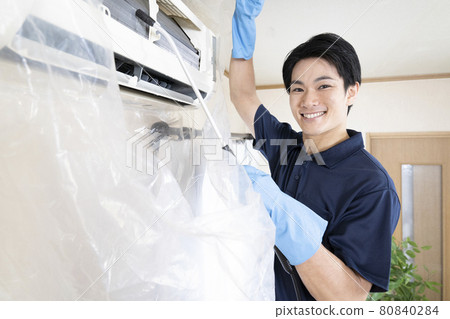 房屋清潔工人清潔空調 80840284