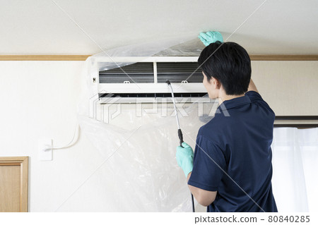 房屋清潔工人清潔空調 80840285