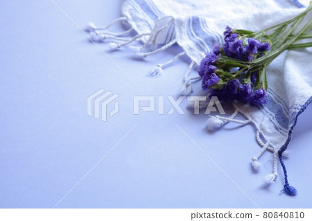 天然亞麻和紫色花框淡紫色背景 80840810