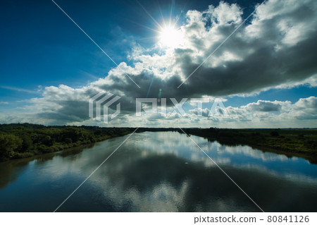 音河和耀眼的太陽 80841126