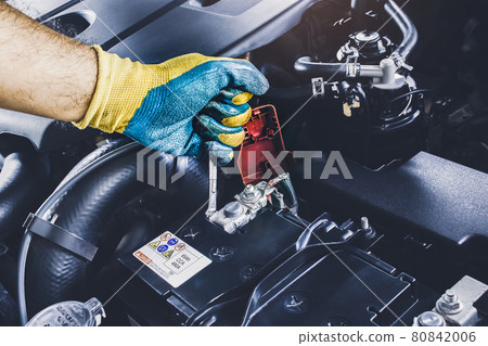 The Mechanic hand is fasten the bolt of battery Anode with the open-end wrench 80842006