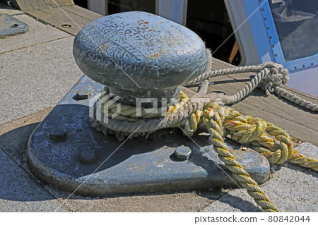 Fixing the boat on the shore with ropes. Fixing the boat on the shore with ropes. 80842044