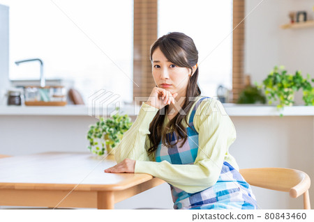 worried housewife 80843460