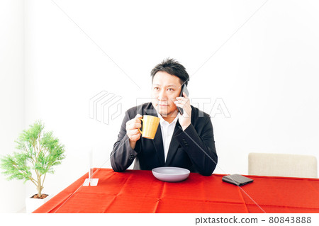 A man working in a cafe 80843888