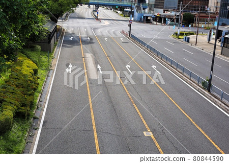 Cityscape of a daytime intersection with no cars 80844590