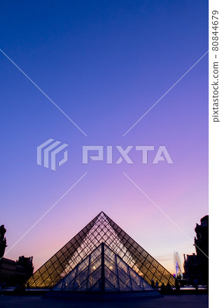 Louvre Museum Paris evening view Louvre Museum Paris evening view 80844679